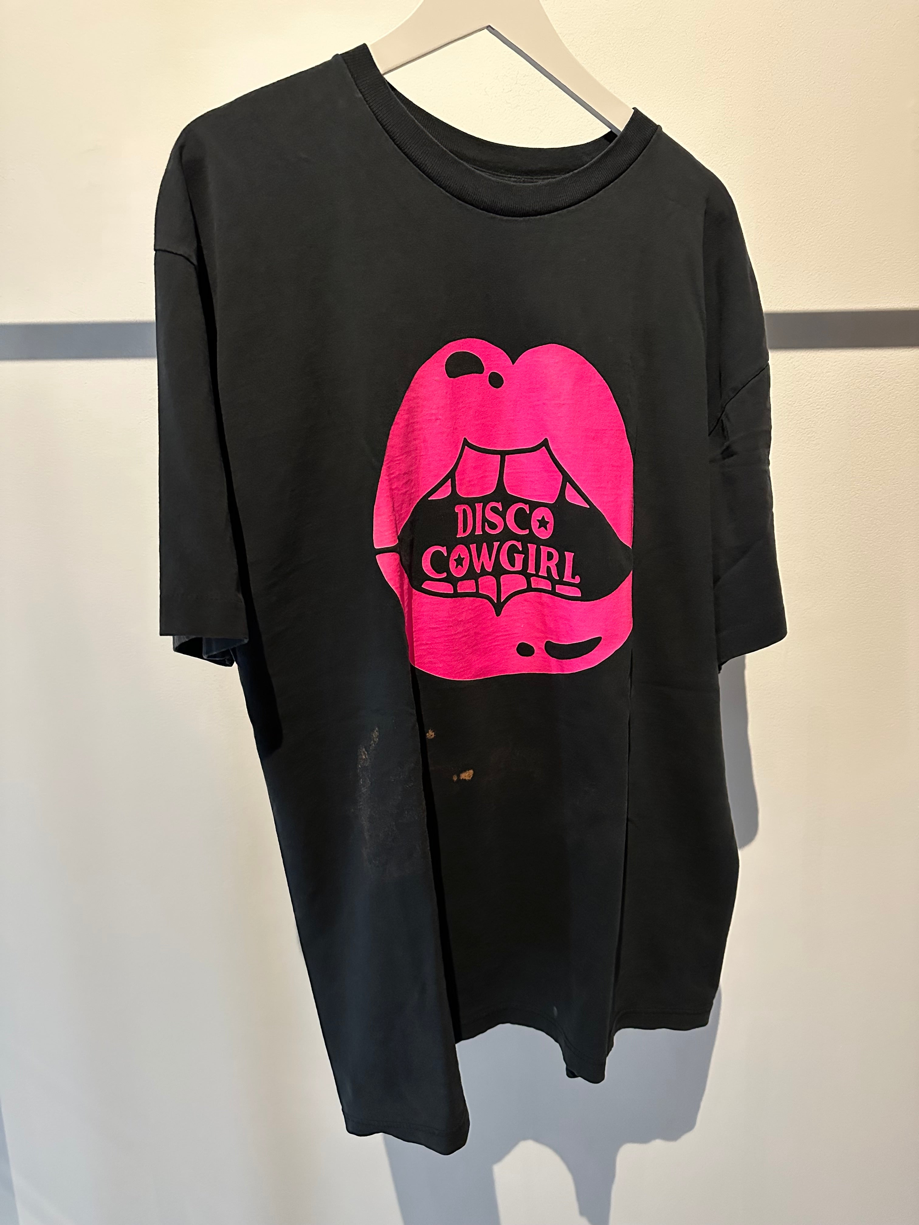 Vintage Kiss Tee- pink on black